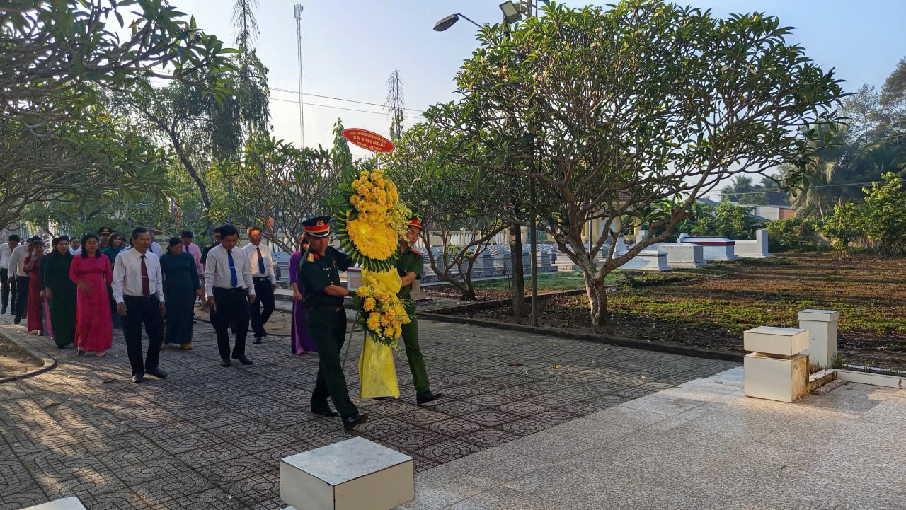 Tam Ngãi tổ chức Lễ viếng Nghĩa trang liệt sĩ Thông Hòa và Khu tưởng niệm nữ Anh hùng liệt sĩ Nguyễn Thị Út