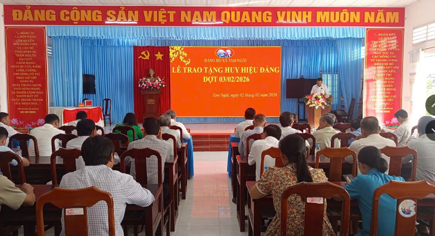 Tam Ngãi tổ chức Lễ trao Huy hiệu Đảng đợt 03/02