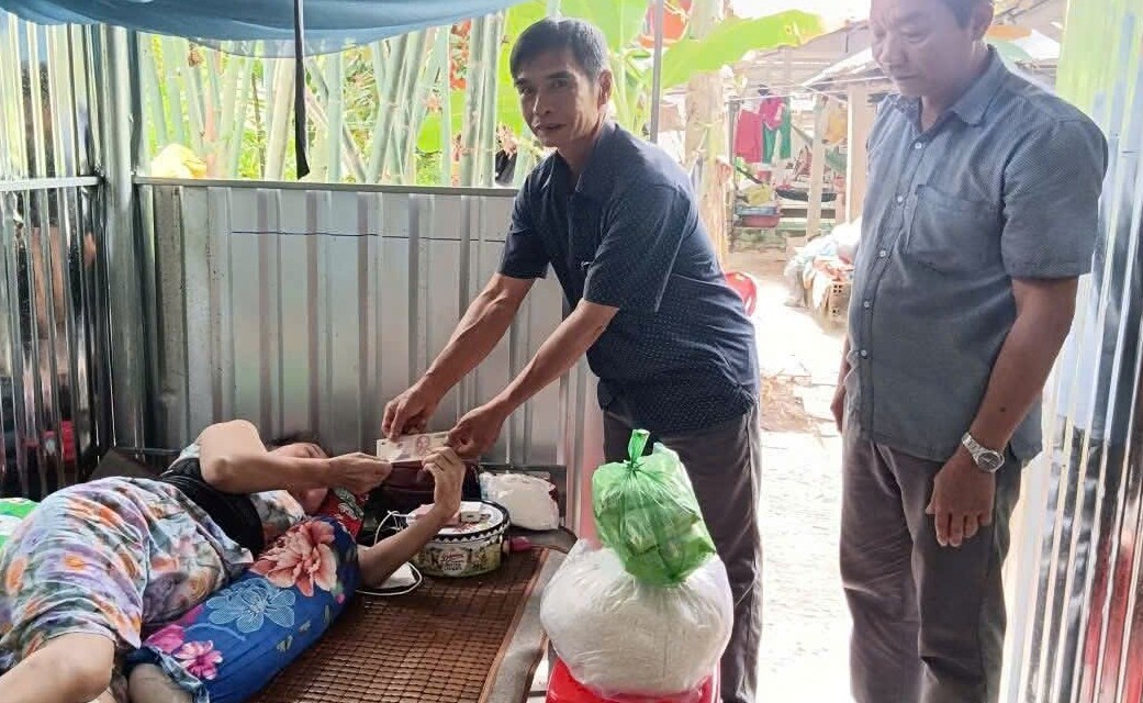 Chi hội Chữ Thập đỏ ấp Rạch Nghệ tổ chức đến thăm, động viên tinh thần chị Nguyễn Thị Tri mắc bệnh hiểm nghèo
