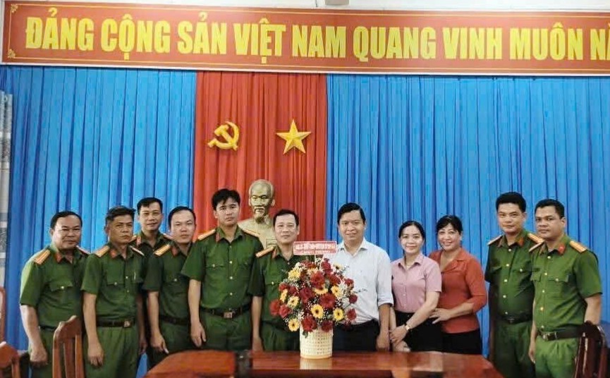THƯỜNG TRỰC ĐẢNG ỦY XÃ TAM NGÃI THĂM, TẶNG HOA CHÚC MỪNG ĐƠN VỊ CÔNG AN XÃ NHÂN KỶ NIỆM 80 NĂM NGÀY TRUYỀN THỐNG LỰC LƯỢNG CÔNG AN NHÂN DÂN (19/8/1945-19/8/2025)