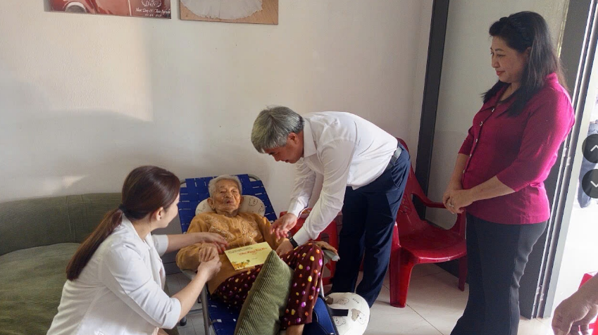 Đồng chí Dương Văn Phúc thăm Mẹ Việt Nam Anh hùng, gia đình thương binh tại xã Tam Ngãi