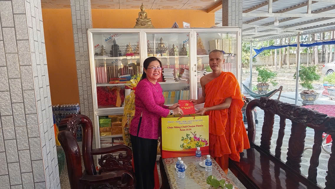Trưởng Ban Tuyên giáo và Dân vận Tỉnh ủy Vĩnh Long thăm tặng quà các chùa Khmer nhân dịp Tết Chôl Chnăm Thmây cổ truyền 2026 tại xã Tam Ngãi
