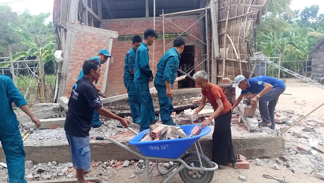 UBMTTQVN tỉnh Vĩnh Long thăm, hỗ trợ hộ dân bị sập nhà do gió xoáy