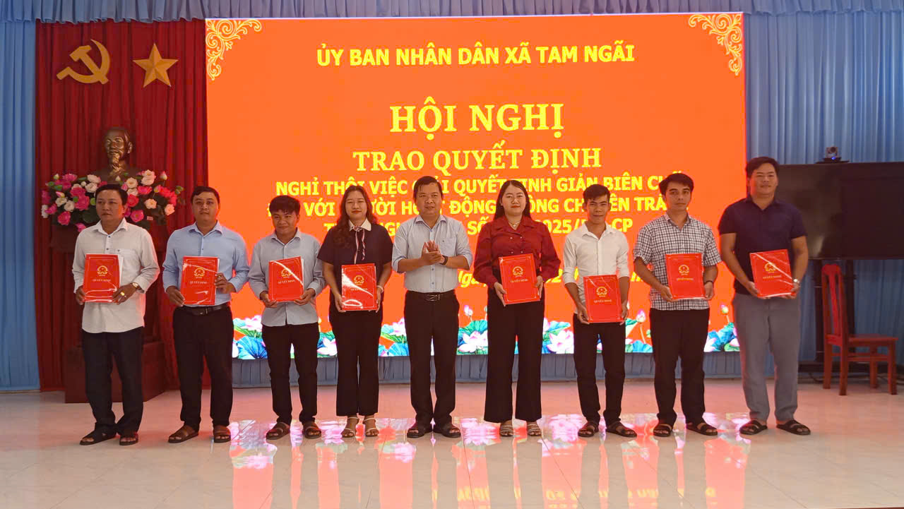 Tam Ngãi trao quyết định tinh giản biên chế theo Nghị định số 154/2025/NĐ-CP