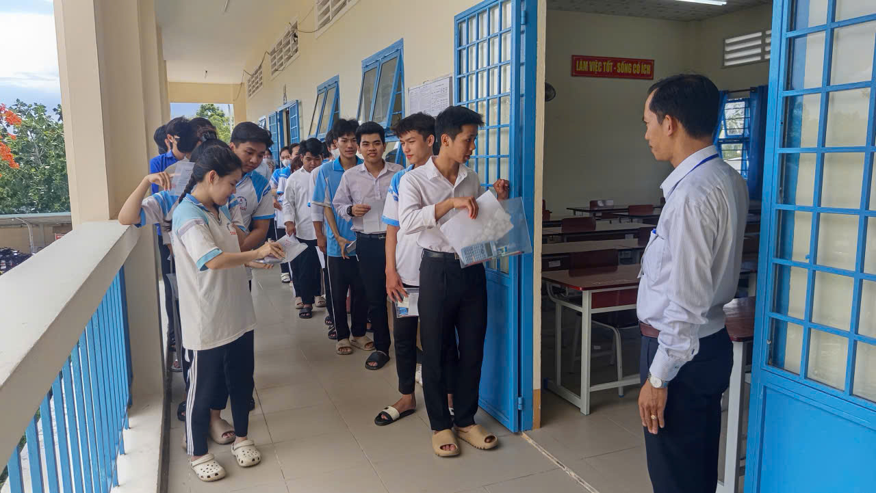 160 thí sinh Trường THPT Tam Ngãi làm thủ tục dự thi tốt nghiệp THPT năm 2026