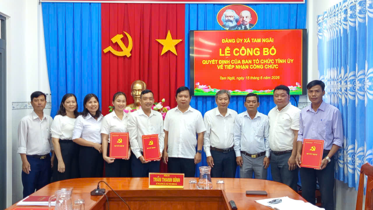 Đảng ủy xã Tam Ngãi công bố và trao các quyết định về công tác cán bộ