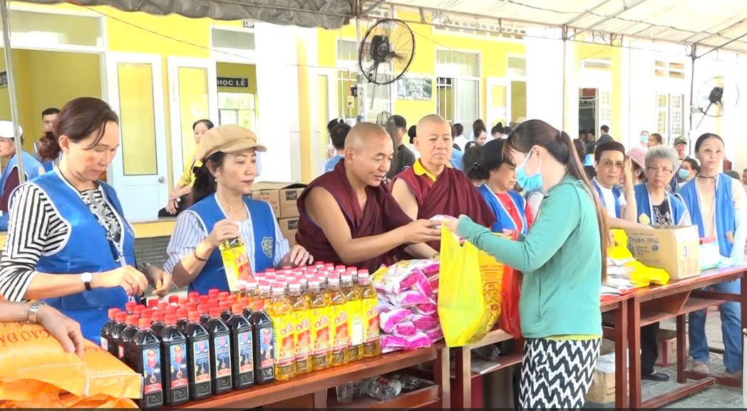 Tam Ngãi vận động khám bệnh, tặng quà cho người dân